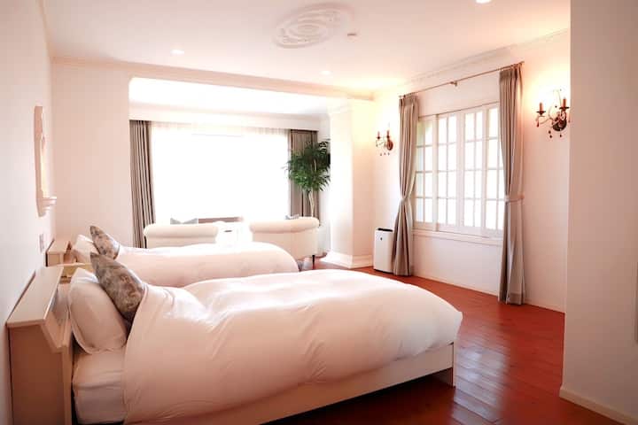 Habitación de estilo occidental en el primer piso 2 camas tamaño semidoble