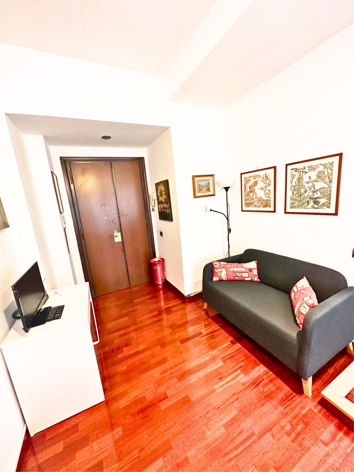 הסלון הפתוח שלנו עם ספה וטלוויזיה נוחה ונוחה אחרי יום סביב רומא