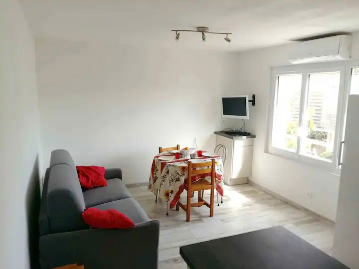 Всекидневната е светла, оборудвана с телевизор и климатик. Капаците са електрически. Прозорецът е оборудван с мрежа против комари. Диванът е лесно конвертируем. Матракът е удобен.