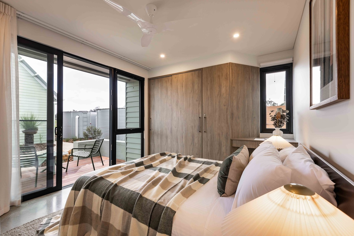 Оваа спална соба со брачен кревет, исто така, има удобна тераса на страната на главниот влез. Голем плакар.