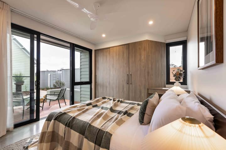 Táto spálňa s manželskou posteľou má tiež útulnú terasu na bočnej strane hlavného vchodu. Veľká skriňa.