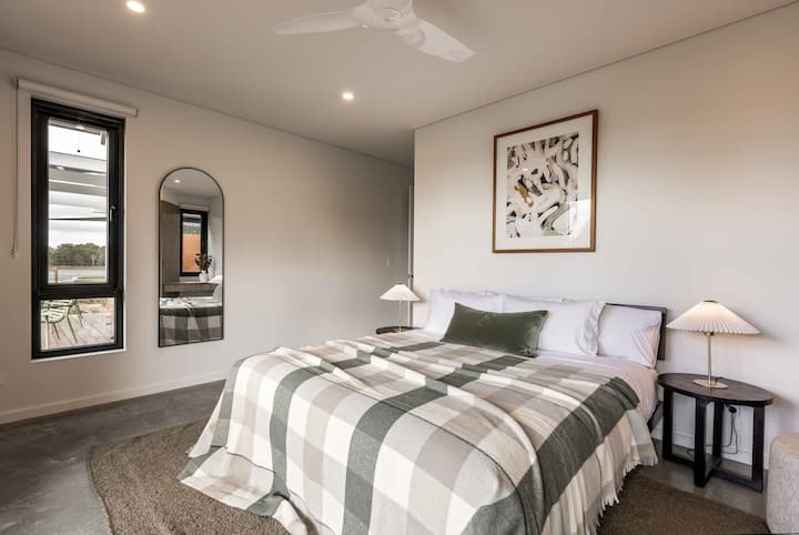 Hlavná spálňa s manželskou posteľou King, výhľad z prednej strany (bočný výhľad na hlavnú terasu). Zahŕňa žalúzie. Kúpeľňa s vlastnou kúpeľňou.