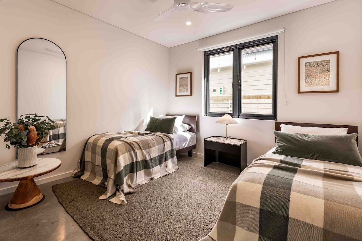 Оваа соба се наоѓа помеѓу брачните и брачните соби. Има два единечни кревета (кои исто така може да се спојат).