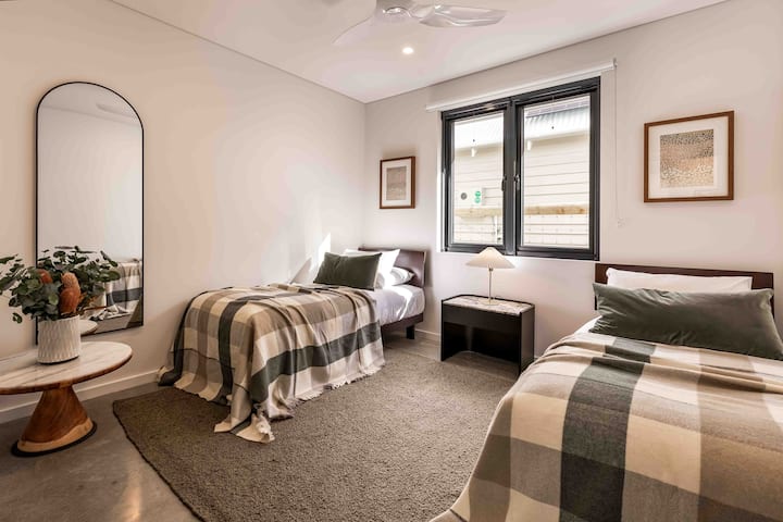 Táto izba sa nachádza medzi izbami typu king a queen. Má dve samostatné postele (ktoré možno tiež spojiť).