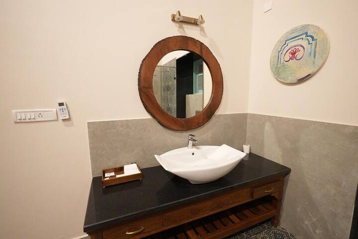 Full bathroom 1 image 1