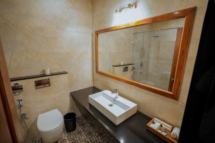 Full bathroom 2 image 1