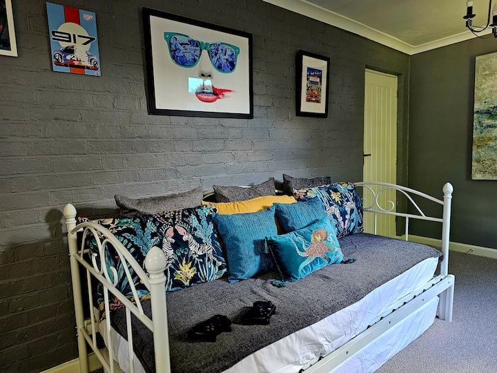 Spálňa 5 môže slúžiť aj ako pracovňa s dennou posteľou, počítačovým monitorom, xboxom a nastavením domácej práce.