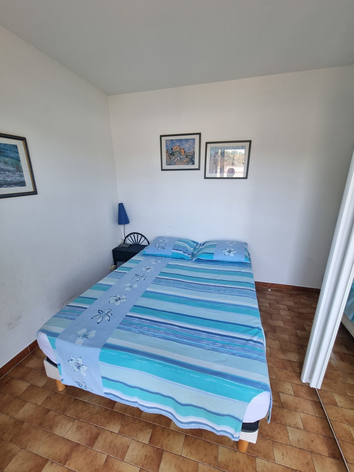 Spavaća soba s bračnim krevetom (140 cm x 200 cm), ormarom, s pogledom na prednji vrt kuće