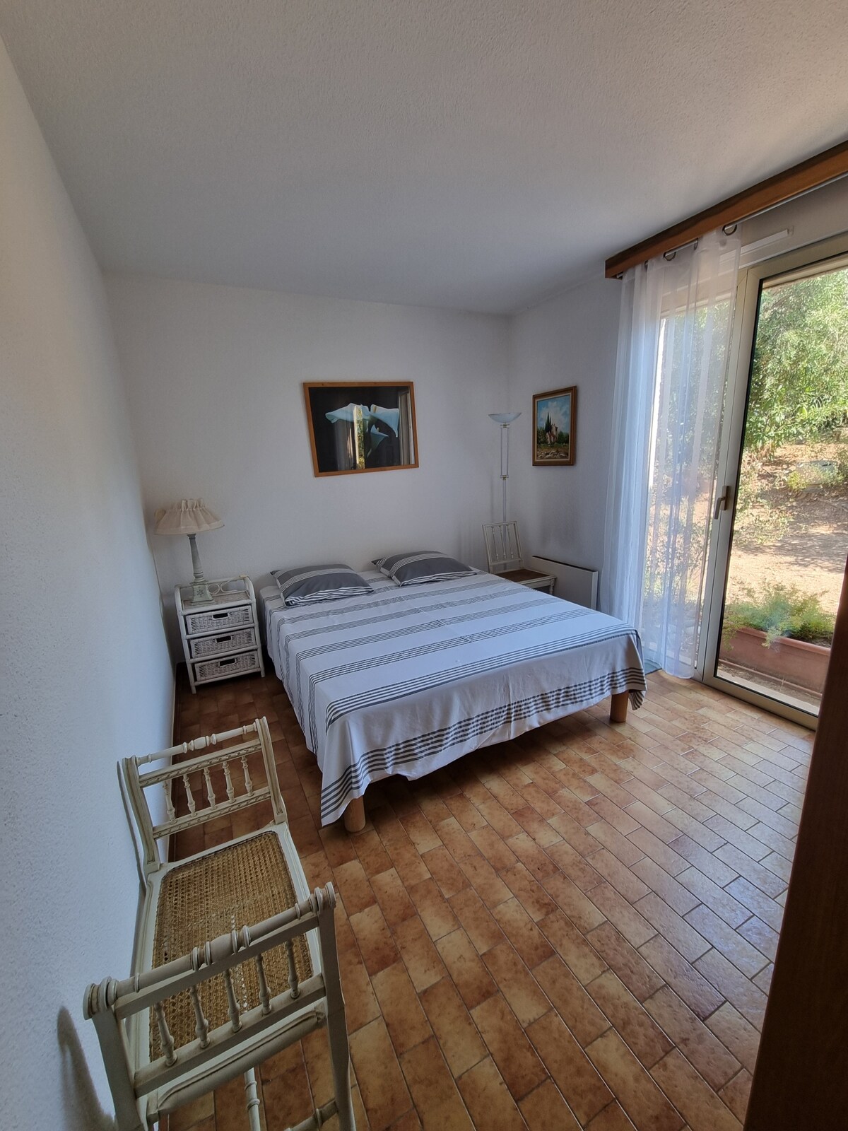 Spavaća soba s bračnim krevetom (160 cm x 200 cm), s pogledom na stražnji dio vrta i velikom garderobom