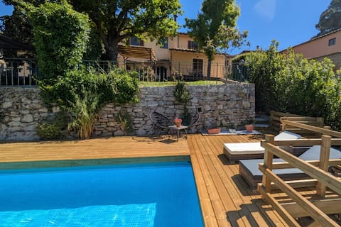 Charming farmhouse - private pool & scenic views