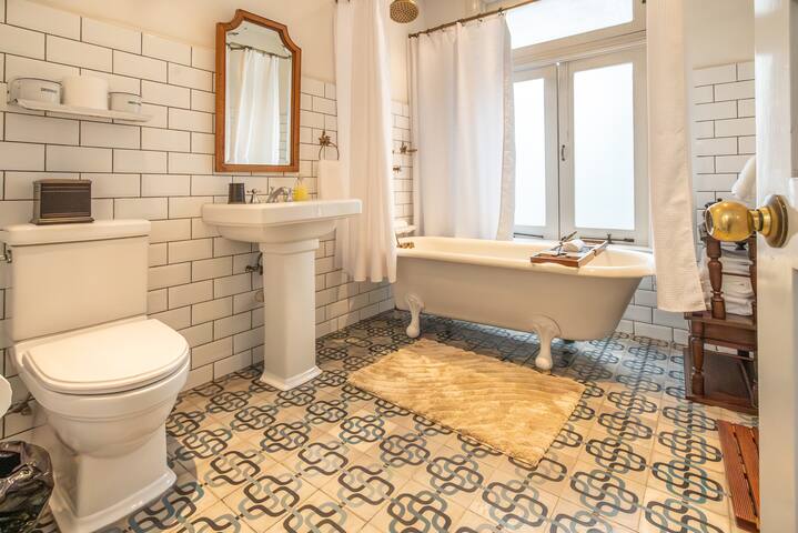 Casa Chapulín-Mexican Eclectic Home in Roma Norte gallery image 3