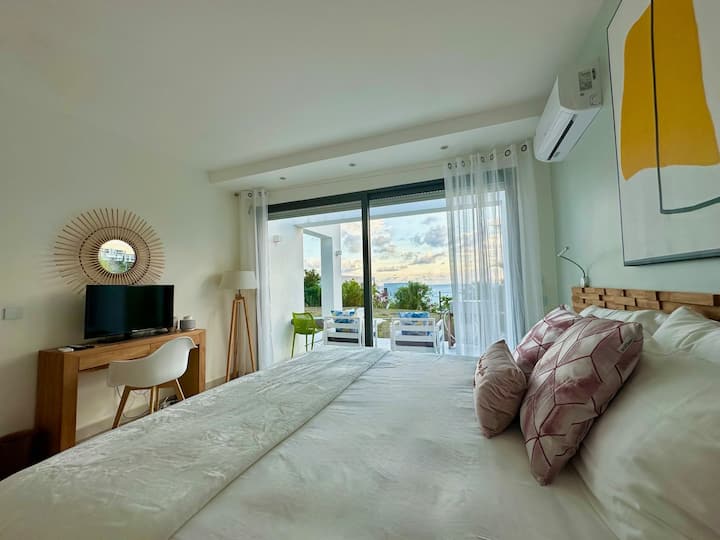 Druga glavna spavaća soba pruža zadivljujući pogled, što vam omogućuje da uživate u ljepoti okolnog krajolika, bilo da se radi o pogledu na ocean, bujnim vrtovima ili mirnim obroncima, pružajući mirno i slikovito utočište.