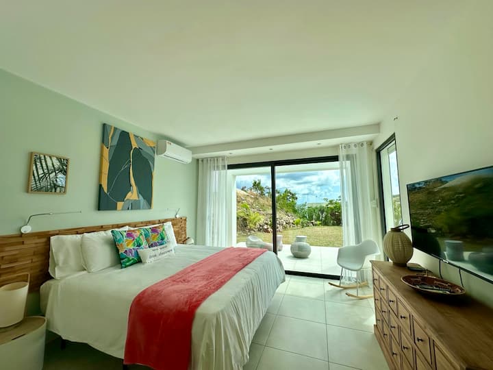 The villa's king-size master retreat is a luxury space designed for ultimate comfort, featuring a spacious layout, plišana posteljina, and spokojan decor, providing a perfect sanctuary for rest and relax.