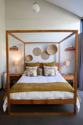 Family Penthouse Gem: Iconic Views, Beach & Pool gallery image 4