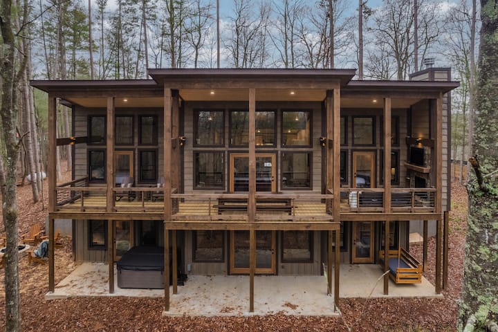 Modern Rustic Chalet, Hot Tub + Bunk Room - Blue Ridge, GA