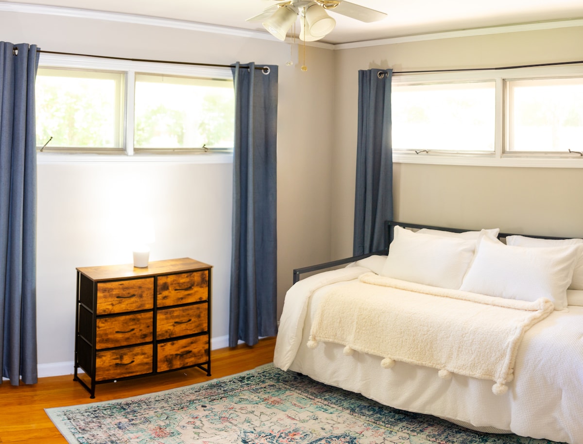 בחדר השינה השלישי יש מיטה זוגית זוגית עם מזרני קצף עם זיכרון 8 אינץ'!