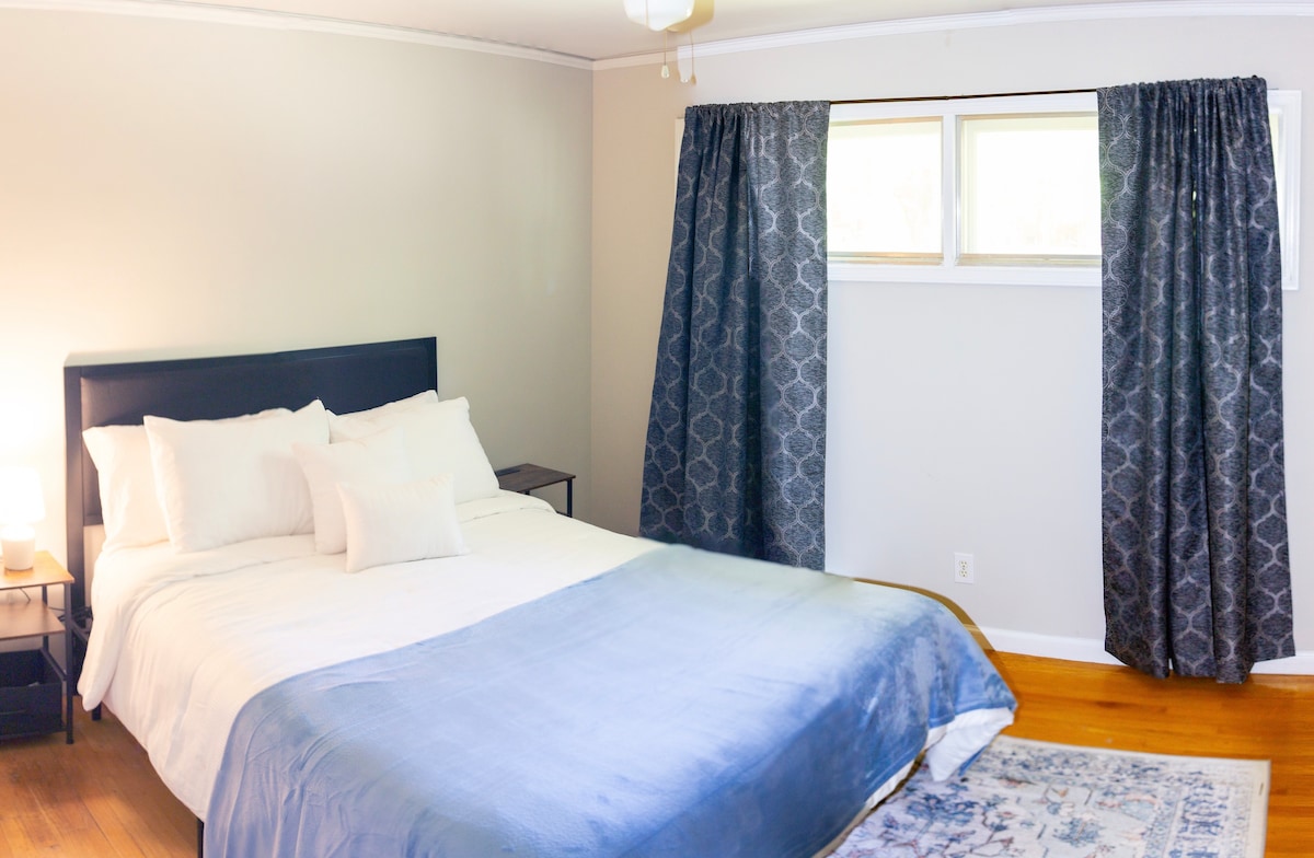 בכל צד של חדר השינה השני יש שולחנות צדדיים עם תקעים חכמים ל - USB - C, מטען לאייפון ועוד כמה גדלים וצורות אקורדים. 