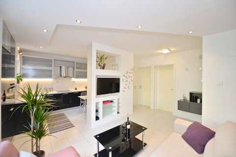 Majestic Suite,800m to Old town&minutes to seaside
