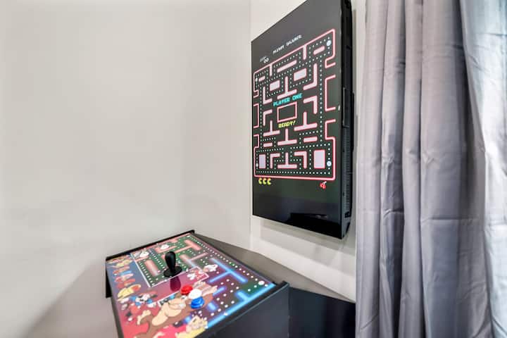 Este fliperama tem mais de quatro dúzias de jogos, permitindo horas de diversão! Localizado no andar de baixo, no quarto das crianças, permite que ele seja apreciado, mantendo-o agradável e silencioso no andar de cima!