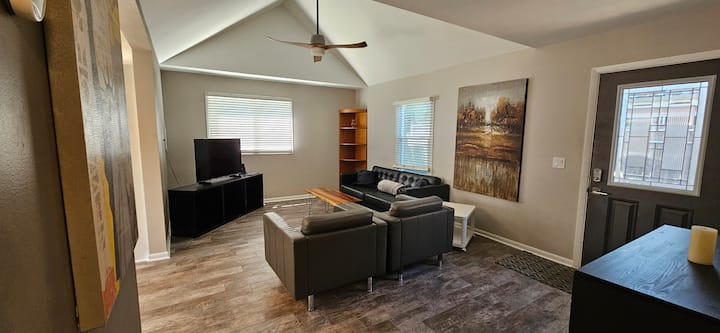 Remodeled-pet Friendly-ranch! - Oswego, IL