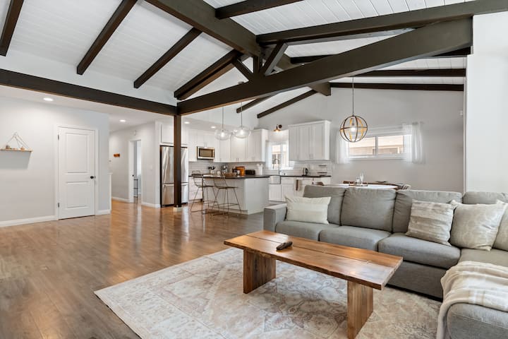 Bright Spacious Home With Office, BBQ & Backyard