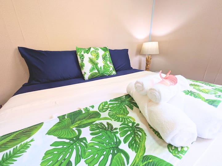 - Lit Queen Size (160x200)
- 2 oreillers
- 2 grandes serviettes 
- 2 petites serviettes
- climatisation et sa télécommande
- 1 barres + cintras 
- 1 canapé
- 1 salle de bain privé (douche, toilettes, double vasque)