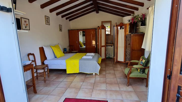 غرفة مريحة مع حمام