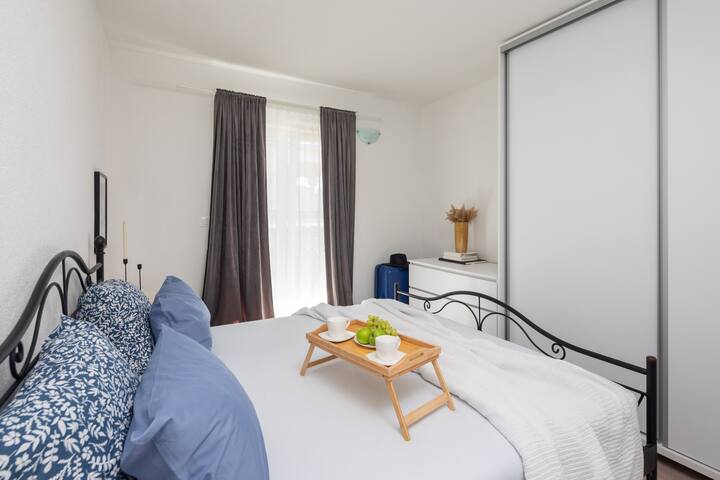 Спална соба со брачен кревет