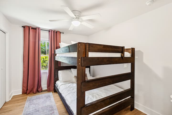 חדר שינה נעים ומעשי עם מיטת קווין סייז.