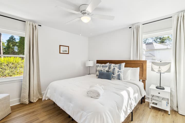 מצעים נקיים ופריכים ומיטה נוחה לשינה נינוחה.