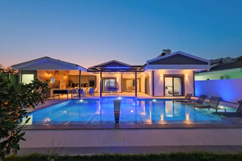 Luxury Villa with Large Pool and Massage Chair