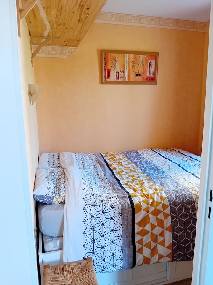 Брачен кревет (широк 150-179 см) во спалната соба 140*190 см.
Складирање на висина + под креветот.