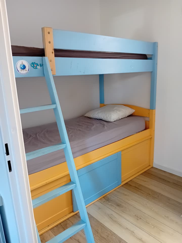 Спална соба со 2 единечни кревета 90*190 см на спрат.
Висина за складирање + гардеробер + под креветот.