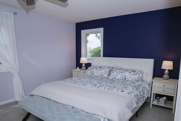 Cama tamaño king nueva con sábanas de lujo 