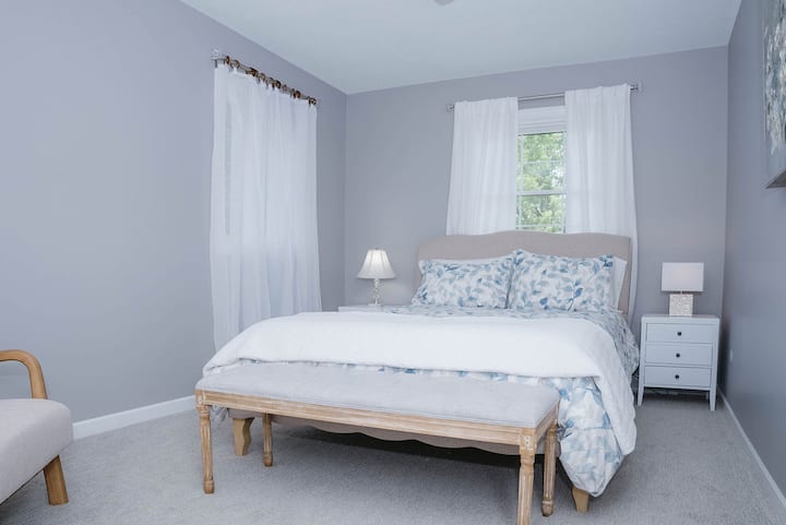 Nueva cama tamaño queen con sábanas de lujo. 