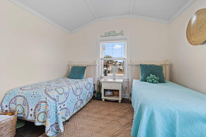 Dormitorio arriba con 2 camas individuales.  Mismo lado de la casa que el dormitorio 1 de arriba.