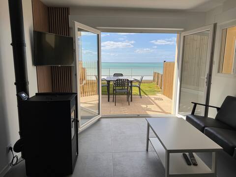 Waterfront house, 3 bedrooms, 2 bathrooms, enclosed garden