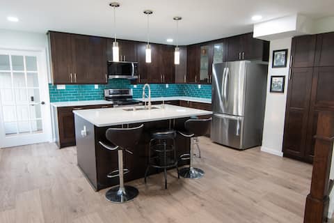 Modern Convenient 3BR W/ 2 King beds and Hot Tub