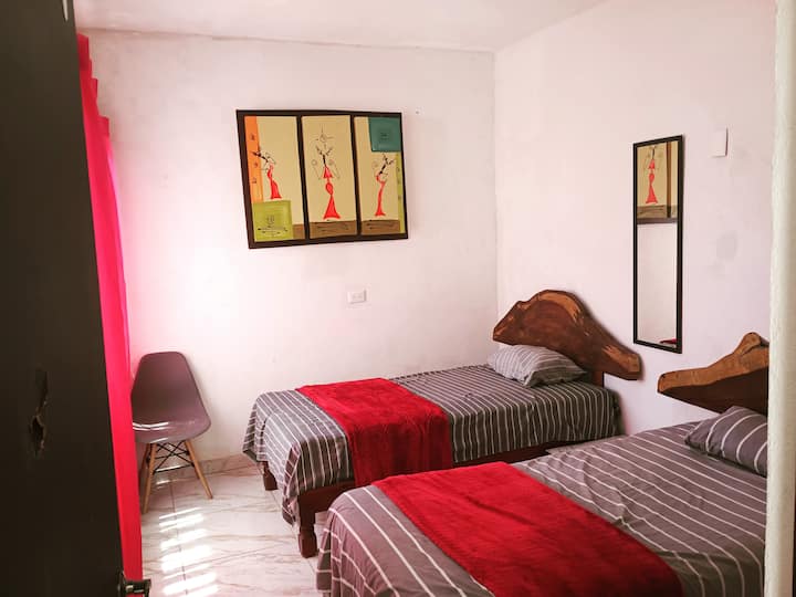 RECAMARA ENCANTO 3  ( 2 CAMAS INDIVIDUALES CON CLOSET Y FRIGOBAR, MESA Y SILLA 