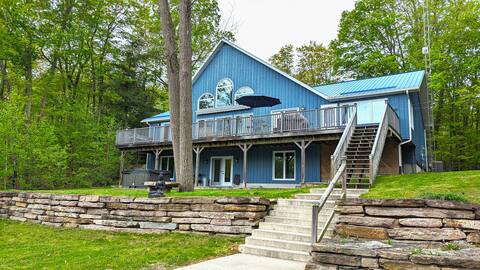 Private Lakefront House with Hot Tub & Sauna