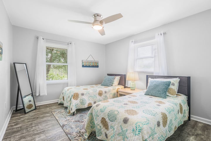 Dhoma e gjumit 2 është e rehatshme me krevate dopio, ventilator tavani dhe një dollap për të ruajtur të gjitha pajisjet.