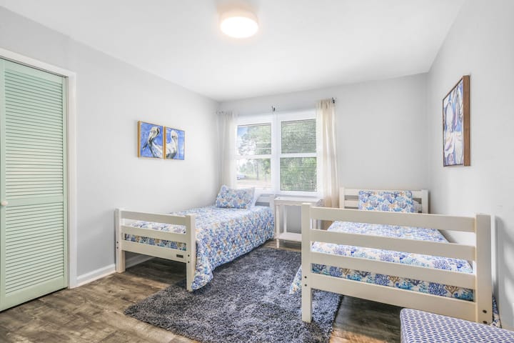 Je si në shtëpi në dhomën e gjumit 3 me dy krevate dopio, dollap dhe një komodinë.