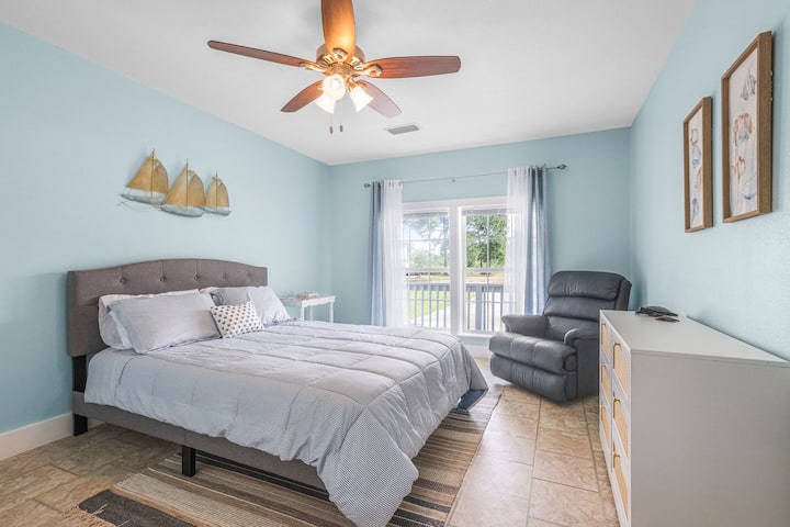 Bdrm 4 është në thelb një dhomë e dytë e pronarit me dollap, dollap dhe shumë hapësirë.