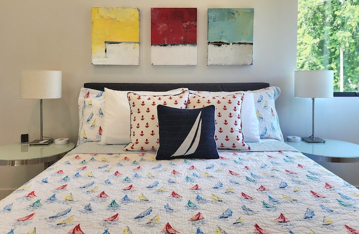 Esta habitación principal es la única habitación en el segundo piso, que es la planta principal de la casa. 