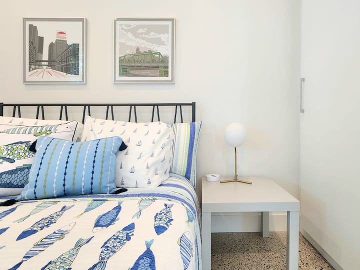 Este dormitorio se encuentra en la planta baja de la casa,  junto al vestíbulo/solárium. Comparte un baño con el dormitorio 3