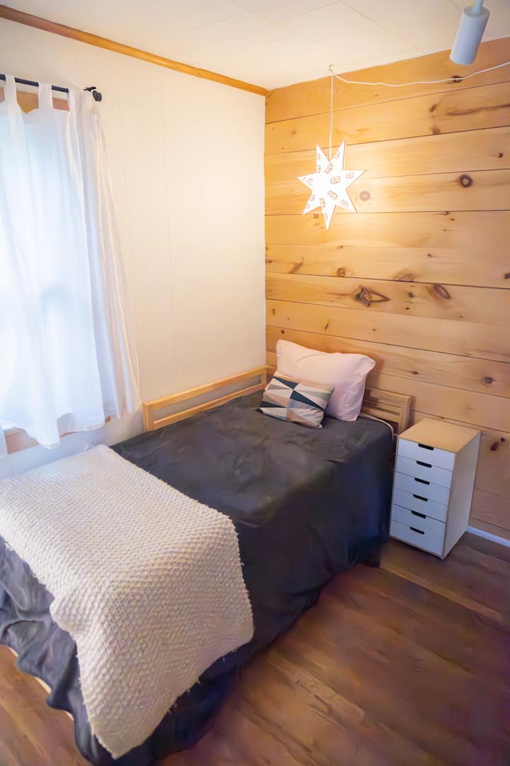 Esta cama se saca en un tamaño king si es necesario: se proporcionan sábanas adicionales.