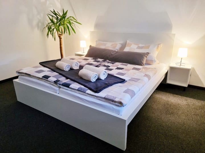 Საძინებელი 1 სართულზე
Დიდი ზომის საწოლი 200x180 სმ