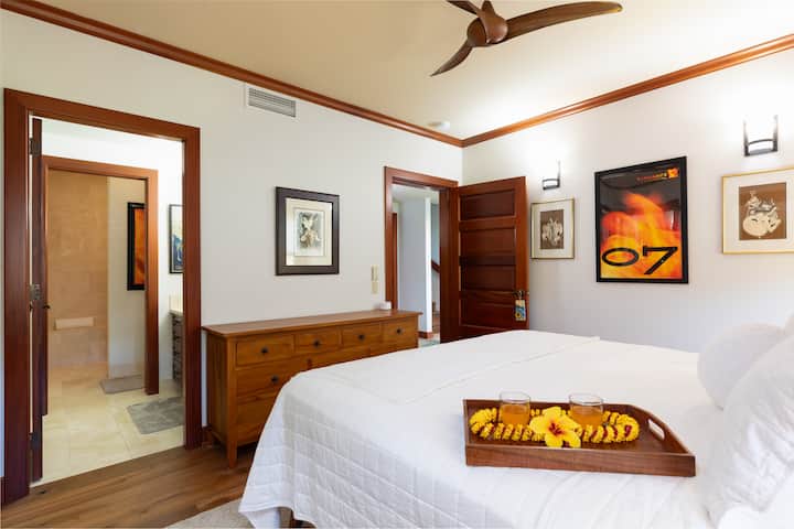 Vlastná hlavná spálňa na 3. poschodí s manželskou posteľou King a vlastnou kúpeľňou