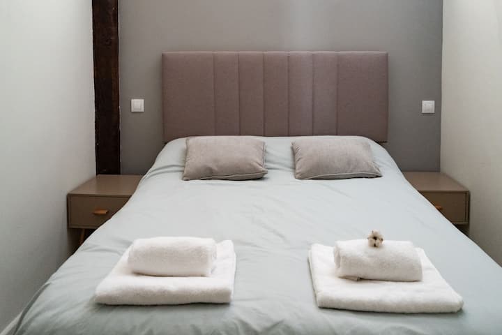 חדר שינה גדול בגודל 18 מ"ר עם 135 מיטות ושידה.