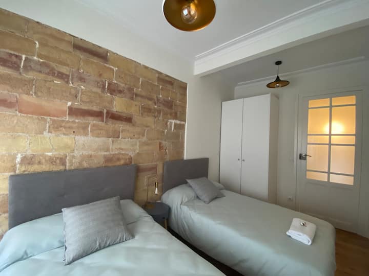 חדר שינה בגודל 14 מ"ר עם 2 105 מיטות.